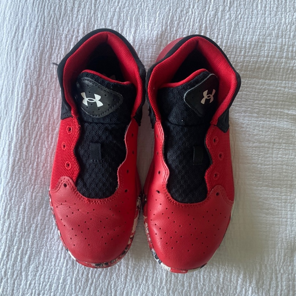 Grade School UA Jet '21 Basketball Shoes size 2.5Y